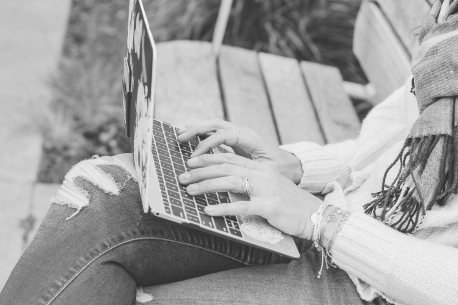 Documents financiers et calculatrice sur bureau professionnel