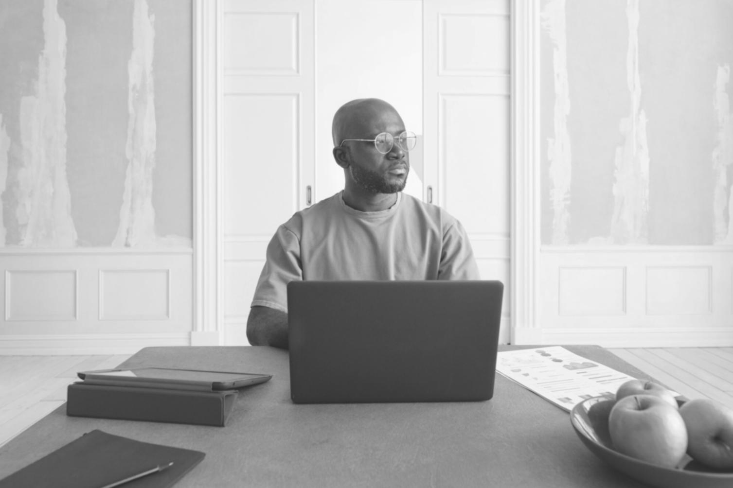 Espace de travail moderne avec écrans financiers