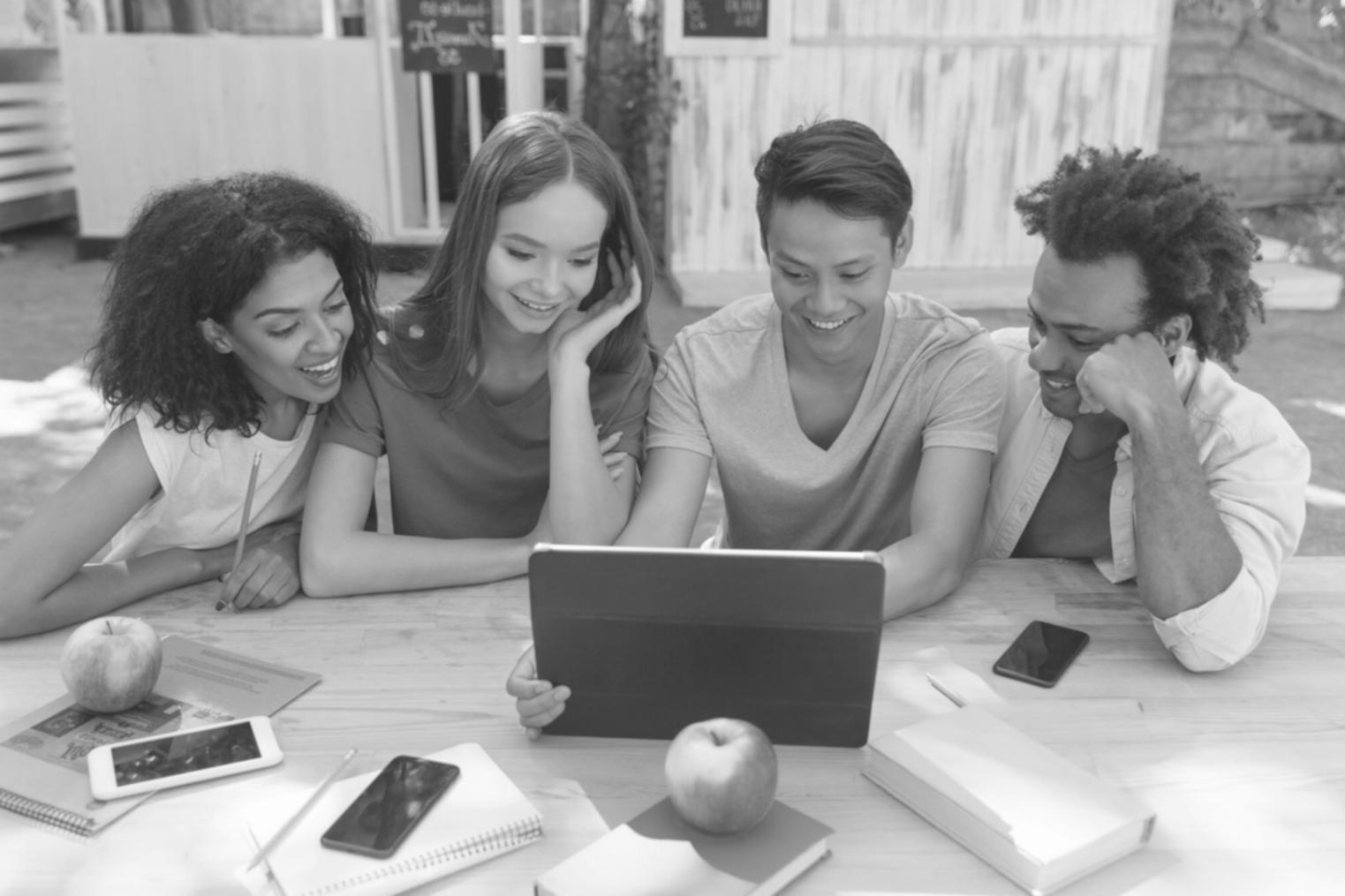 Espace de travail moderne avec graphiques financiers et outils d'analyse