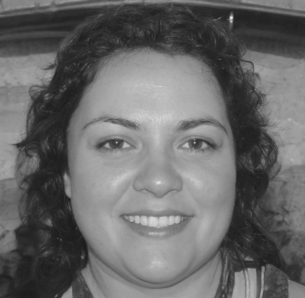 Consultante financière analysant des données de marché